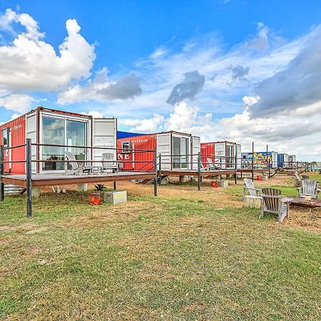 Flophouze Shipping Container Hotel Round Top Kültér fotó
