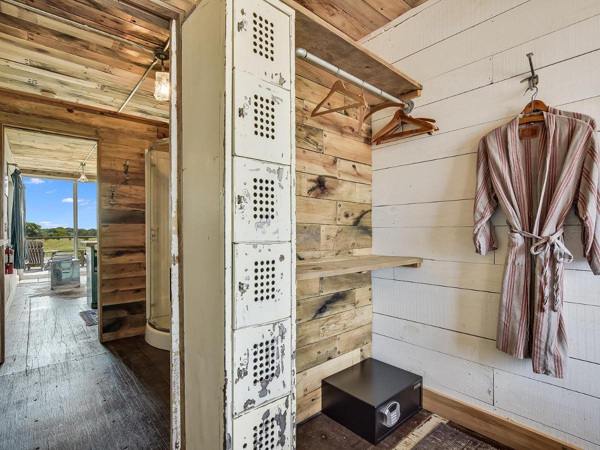 Flophouze Shipping Container Hotel Round Top Kültér fotó