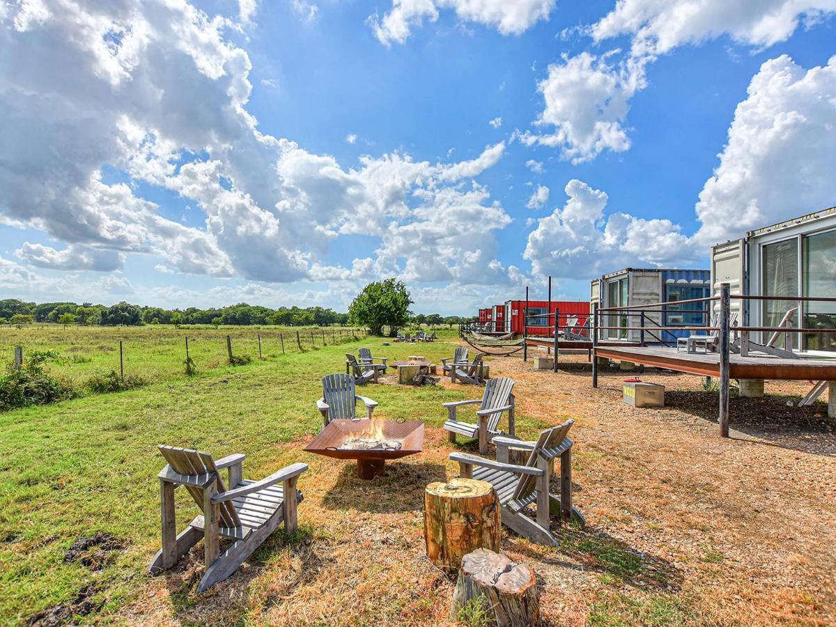 Flophouze Shipping Container Hotel Round Top Kültér fotó