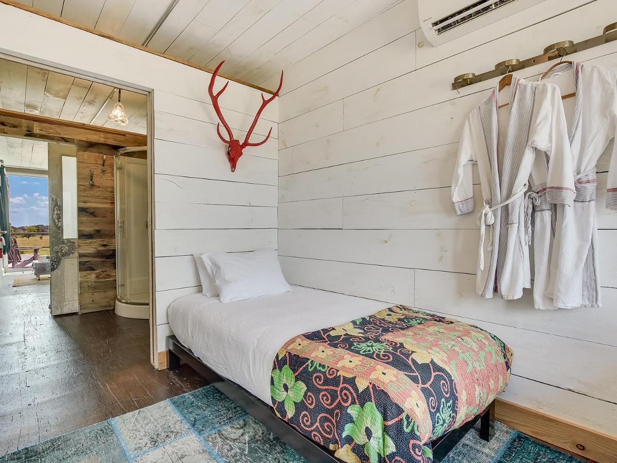 Flophouze Shipping Container Hotel Round Top Kültér fotó