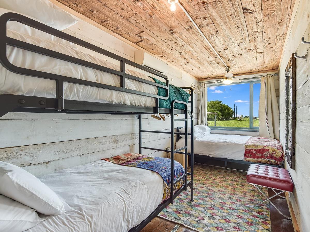 Flophouze Shipping Container Hotel Round Top Kültér fotó